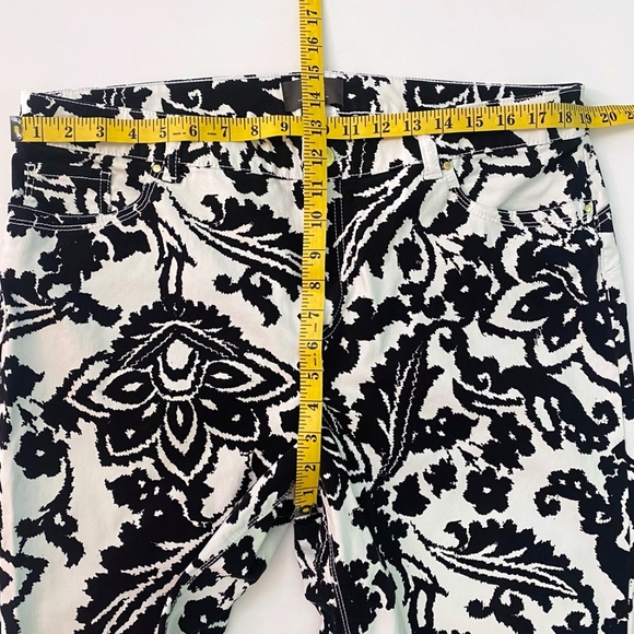 Chico’s So Lifting Abstract Floral Crop Pants Black and White Size 16 - Picture 9 of 11